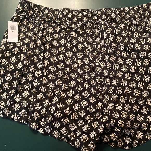 Old Navy Shorts - XL NWT - Picture 2 of 2